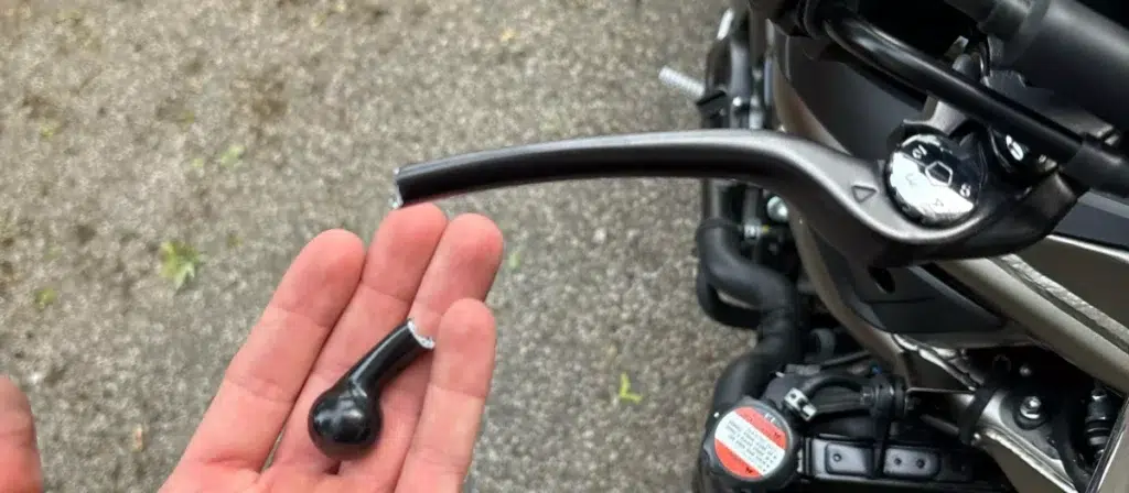 ce petit détail sur les leviers de moto paraît banal, mais il a probablement évité des accidents terribles 3