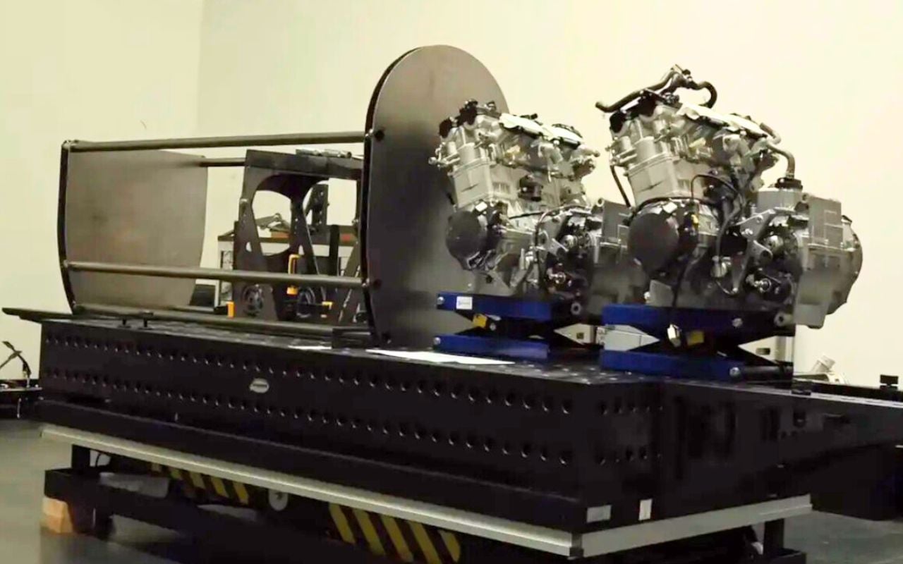 Ces ex-ingénieurs de F1 ont assemblé deux Suzuki Hayabusa en V8 biturbo pour créer un monstre de 640 km/h