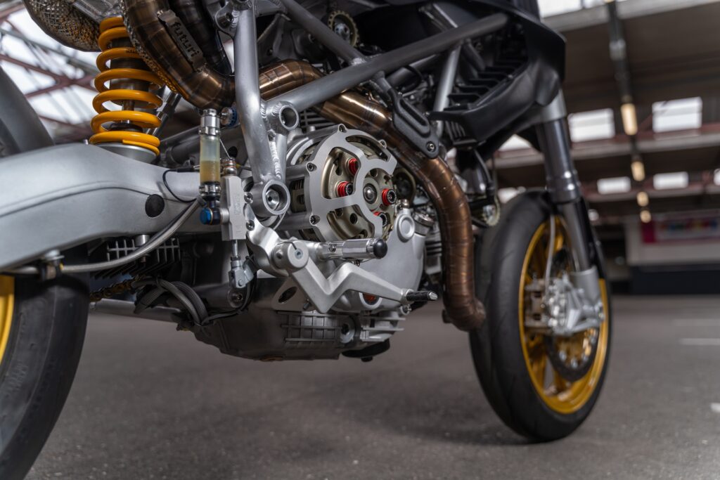 cette ducati n’a plus rien d’une multistrada après 2 000 heures de travail, elle est devenue un monstre de 141 kg capable de ridiculiser bien des machines modernes 1