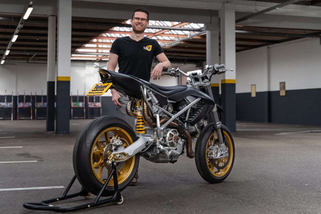 cette ducati n’a plus rien d’une multistrada après 2 000 heures de travail, elle est devenue un monstre de 141 kg capable de ridiculiser bien des machines modernes 2