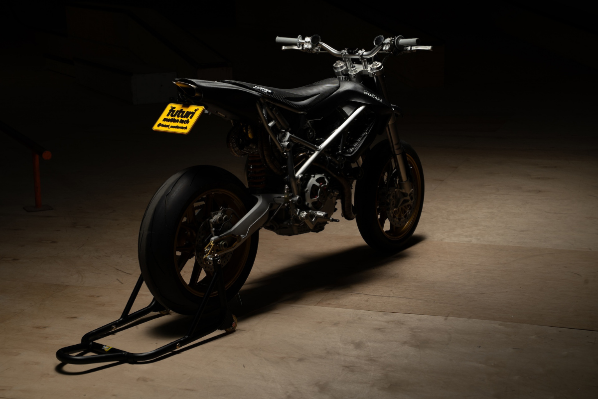 cette ducati n’a plus rien d’une multistrada après 2 000 heures de travail, elle est devenue un monstre de 141 kg capable de ridiculiser bien des machines modernes