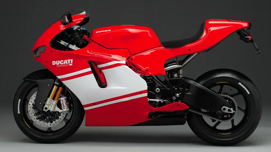 cette ducati née en 2006 semble encore sortie du futur en 2026, et le plus fou est qu’elle était si complexe que l’usine n’en fabriquait qu’une seule par jour 1