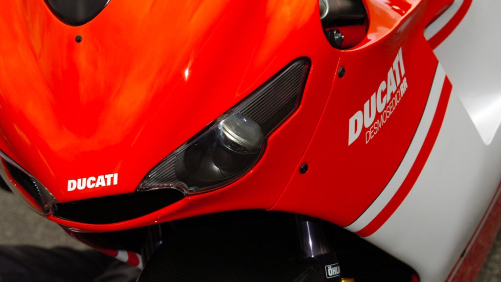 cette ducati née en 2006 semble encore sortie du futur en 2026, et le plus fou est qu’elle était si complexe que l’usine n’en fabriquait qu’une seule par jour 3
