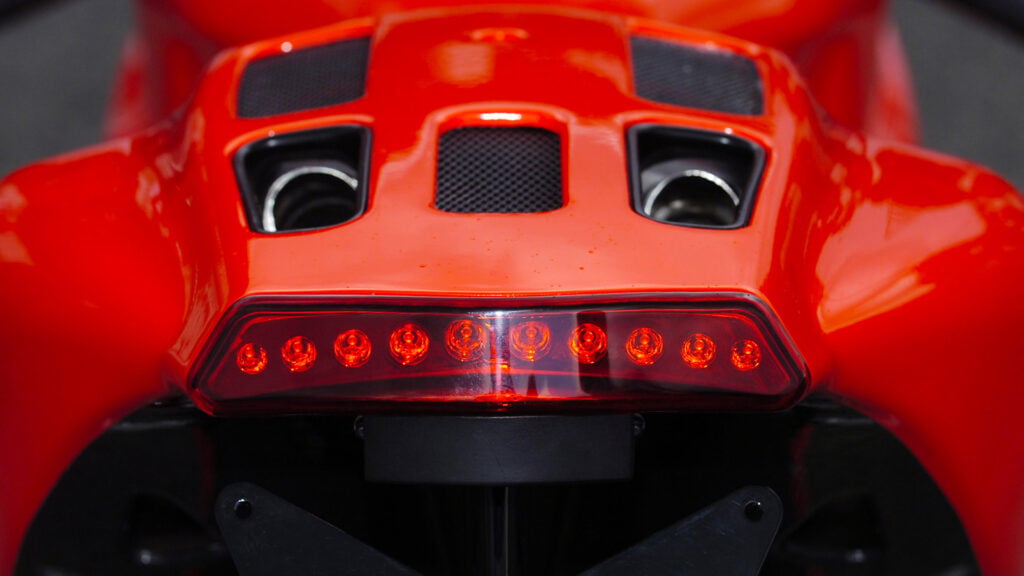 cette ducati née en 2006 semble encore sortie du futur en 2026, et le plus fou est qu’elle était si complexe que l’usine n’en fabriquait qu’une seule par jour 4