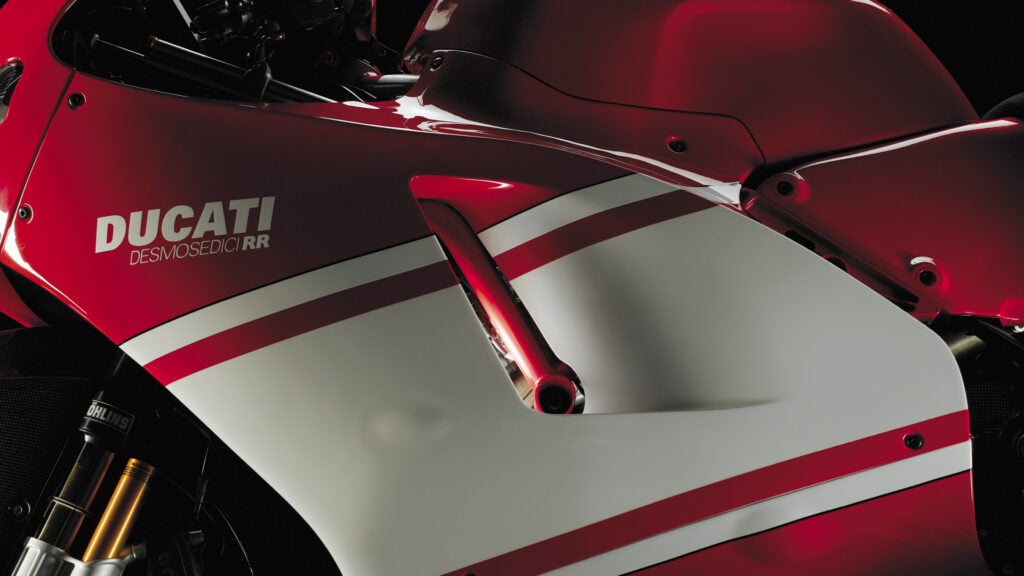 cette ducati née en 2006 semble encore sortie du futur en 2026, et le plus fou est qu’elle était si complexe que l’usine n’en fabriquait qu’une seule par jour 5