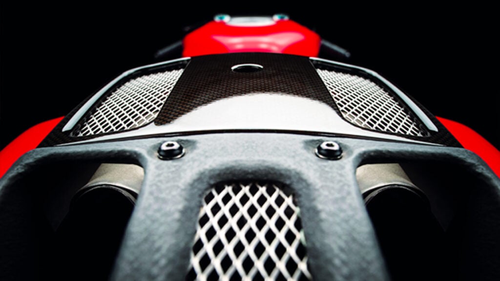 cette ducati née en 2006 semble encore sortie du futur en 2026, et le plus fou est qu’elle était si complexe que l’usine n’en fabriquait qu’une seule par jour 6