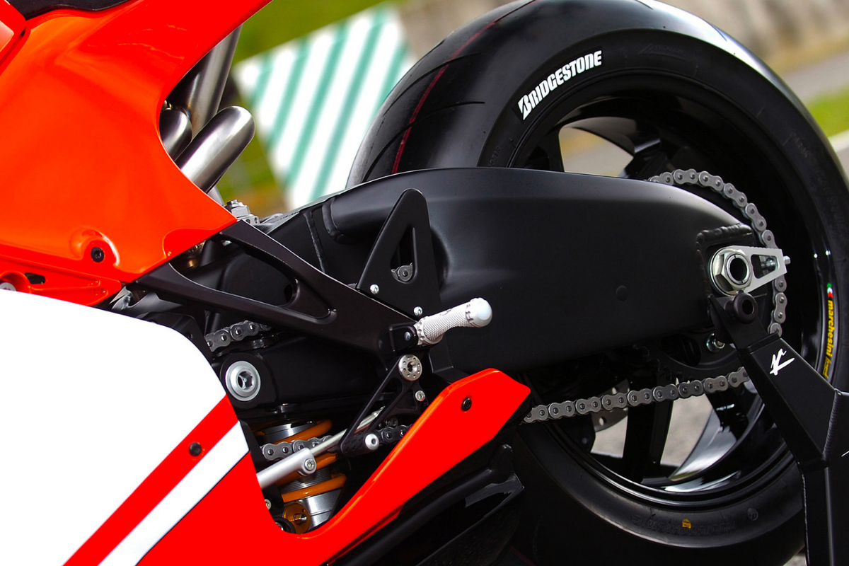 cette ducati née en 2006 semble encore sortie du futur en 2026, et le plus fou est qu’elle était si complexe que l’usine n’en fabriquait qu’une seule par jour