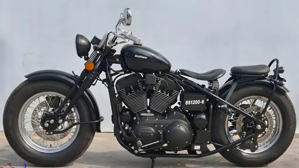 cette moto chinoise ose greffer un vieux cœur de harley davidson dans un cruiser rigide venu d’un autre temps, et le résultat semble aussi étrange qu’impossible à ignorer 1