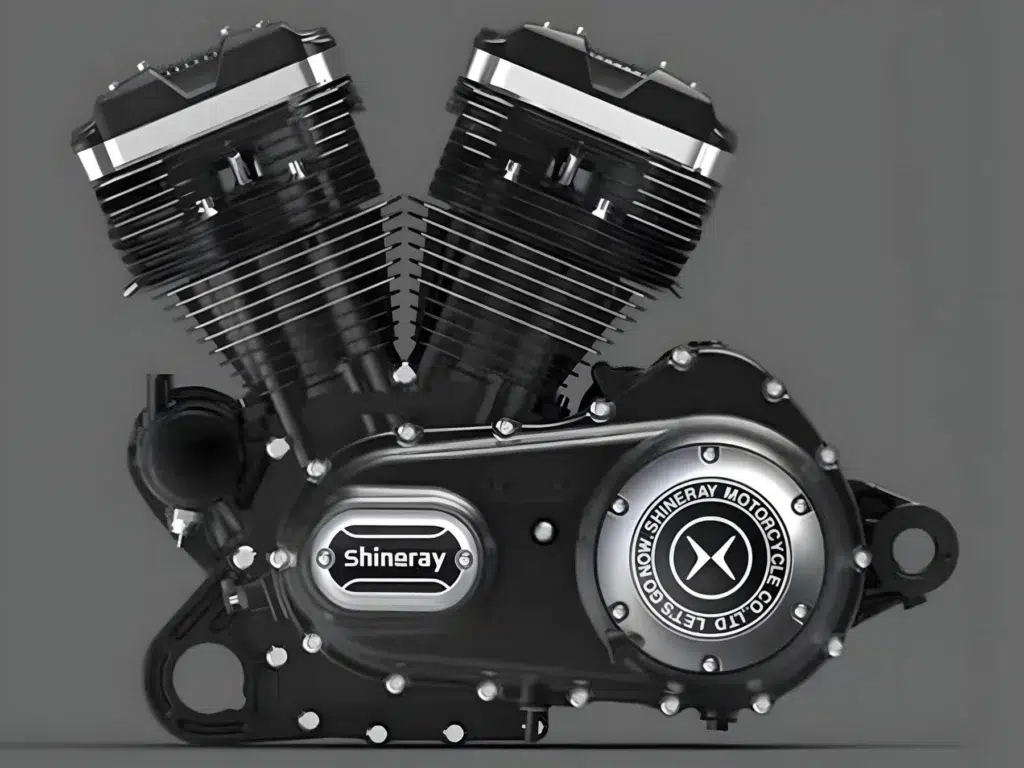 cette moto chinoise ose greffer un vieux cœur de harley davidson dans un cruiser rigide venu d’un autre temps, et le résultat semble aussi étrange qu’impossible à ignorer 2