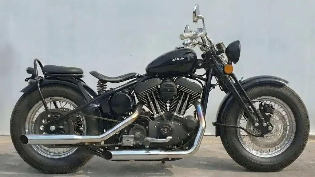 cette moto chinoise ose greffer un vieux cœur de harley davidson dans un cruiser rigide venu d’un autre temps, et le résultat semble aussi étrange qu’impossible à ignorer 3