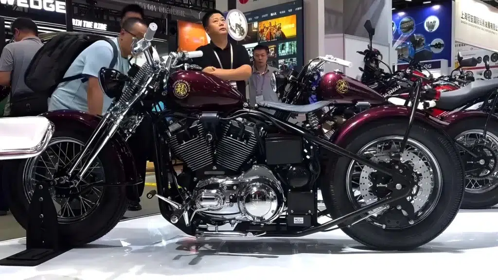 cette moto chinoise ose greffer un vieux cœur de harley davidson dans un cruiser rigide venu d’un autre temps, et le résultat semble aussi étrange qu’impossible à ignorer 4