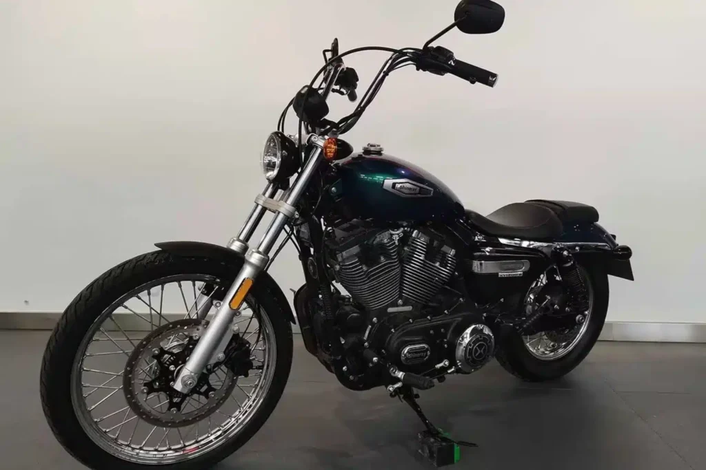 cette moto chinoise ose greffer un vieux cœur de harley davidson dans un cruiser rigide venu d’un autre temps, et le résultat semble aussi étrange qu’impossible à ignorer 5