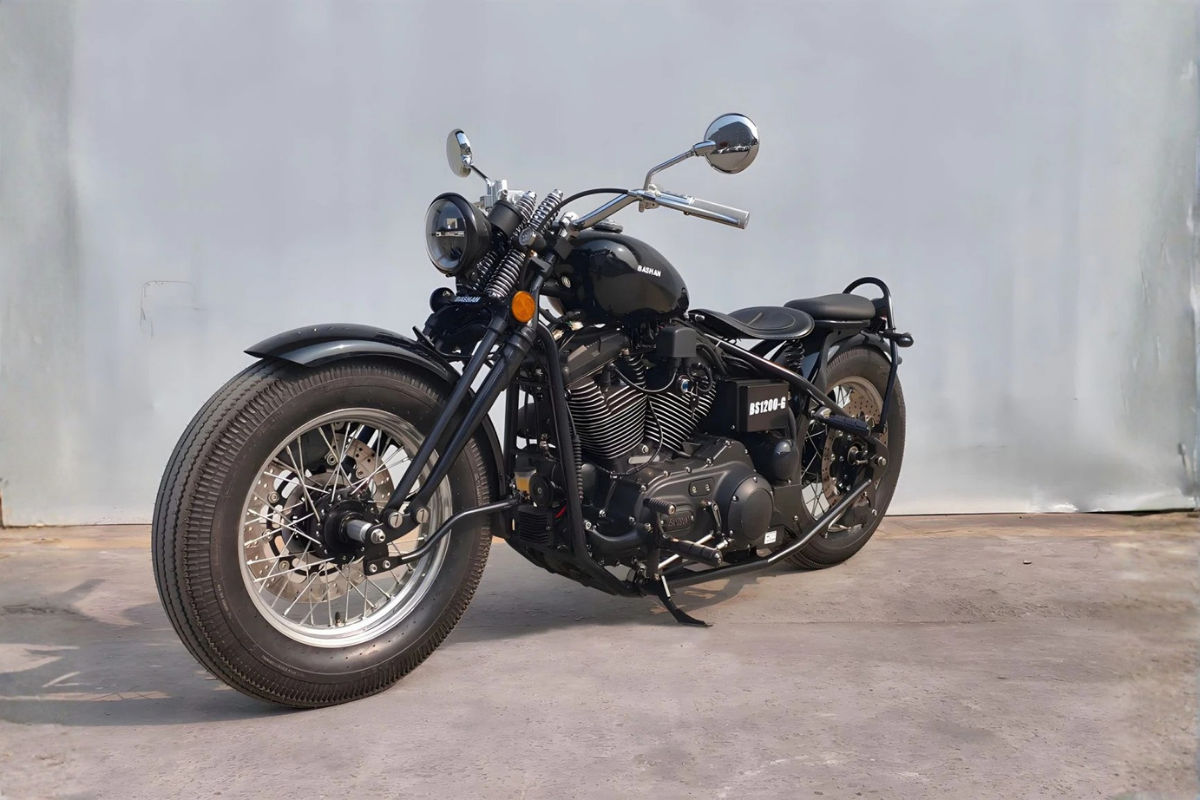 cette moto chinoise ose greffer un vieux cœur de harley davidson dans un cruiser rigide venu d’un autre temps, et le résultat semble aussi étrange qu’impossible à ignorer