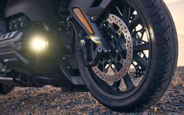 Cette moto japonaise ridiculise les voitures de luxe sur les longs trajets