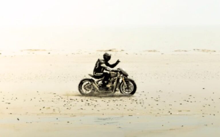 Cette Triumph Land Speed Bobber pulvérise tous les records britanniques avec 212 km/h sur le sable de Pendine et révolutionne la vitesse