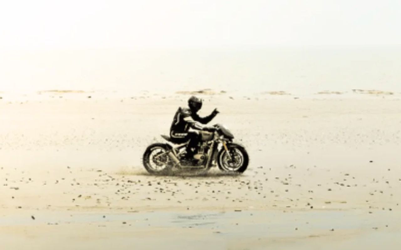 Cette Triumph Land Speed Bobber pulvérise tous les records britanniques avec 212 km/h sur le sable de Pendine et révolutionne la vitesse