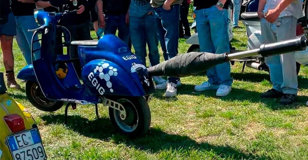 cette vespa italienne dépasse désormais les 100 ch et plus de 200 kmh, grâce à un préparateur qui a abandonné la cuisine pour transformer un scooter en missile 1