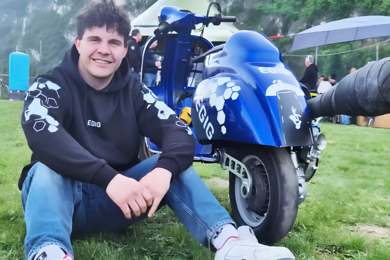 cette vespa italienne dépasse désormais les 100 ch et plus de 200 kmh, grâce à un préparateur qui a abandonné la cuisine pour transformer un scooter en missile