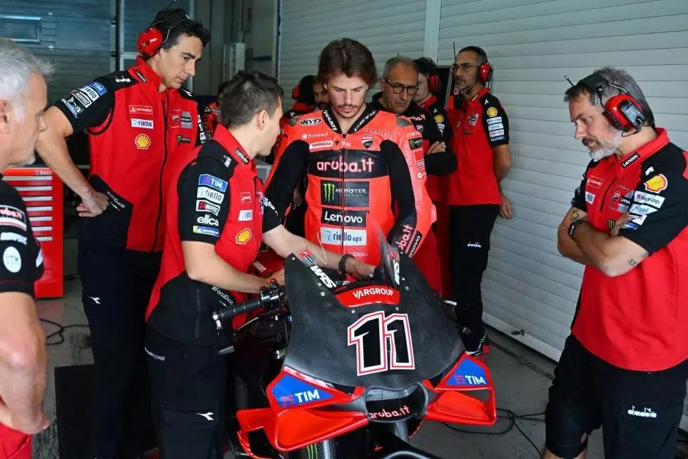 ducati tient peut être déjà un monstre pour 2027 dès sa première sortie sur la 850 cm³, nicolo bulega a roulé plus vite que pirro et même pedrosa 1