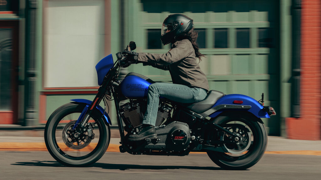 harley davidson pense avoir la moto de luxe parfaite pour tout faire, et cette low rider s veut prouver qu’un cruiser simple peut encore écraser bien des rivales modernes 1