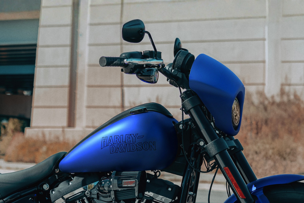 harley davidson pense avoir la moto de luxe parfaite pour tout faire, et cette low rider s veut prouver qu’un cruiser simple peut encore écraser bien des rivales modernes