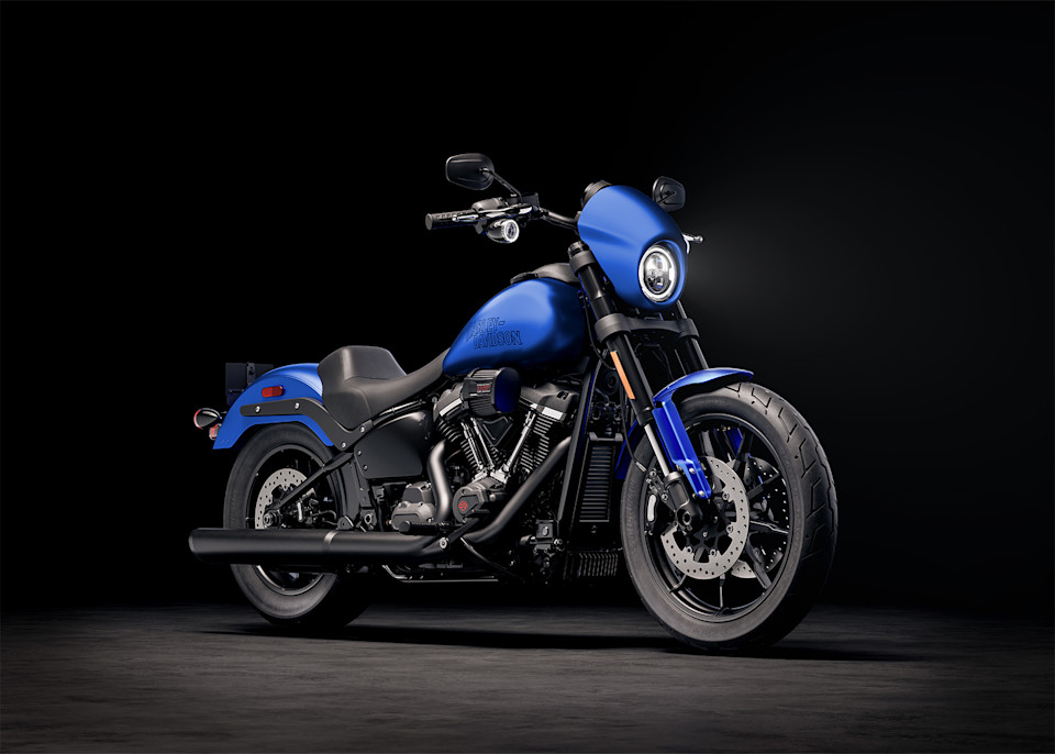 harley davidson pense avoir la moto de luxe parfaite pour tout faire, et cette low rider s veut prouver qu’un cruiser simple peut encore écraser bien des rivales modernes 4