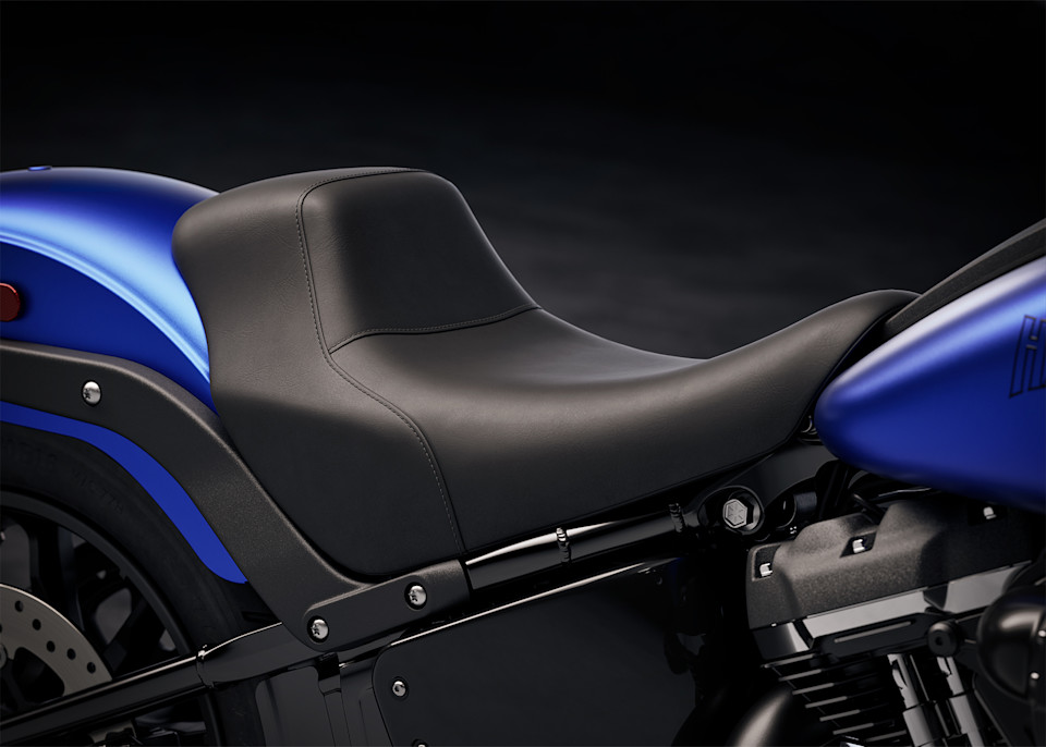 harley davidson pense avoir la moto de luxe parfaite pour tout faire, et cette low rider s veut prouver qu’un cruiser simple peut encore écraser bien des rivales modernes 5