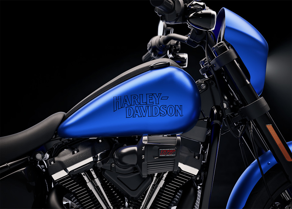 harley davidson pense avoir la moto de luxe parfaite pour tout faire, et cette low rider s veut prouver qu’un cruiser simple peut encore écraser bien des rivales modernes 6