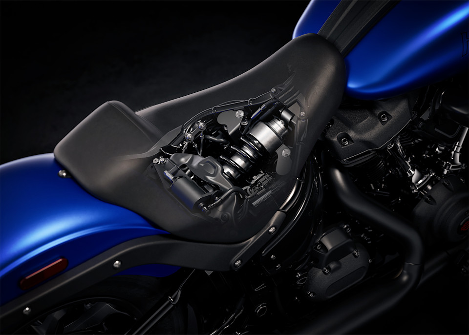 harley davidson pense avoir la moto de luxe parfaite pour tout faire, et cette low rider s veut prouver qu’un cruiser simple peut encore écraser bien des rivales modernes 7