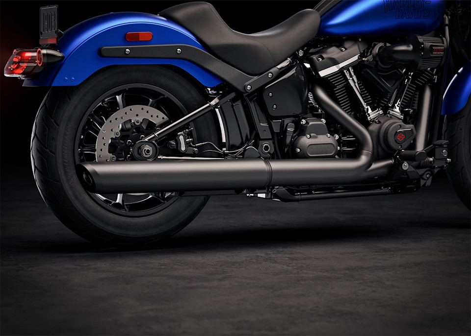 harley davidson pense avoir la moto de luxe parfaite pour tout faire, et cette low rider s veut prouver qu’un cruiser simple peut encore écraser bien des rivales modernes 9
