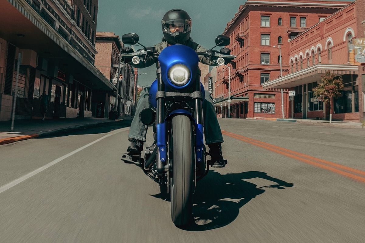 harley davidson pense avoir la moto de luxe parfaite pour tout faire, et cette low rider s veut prouver qu’un cruiser simple peut encore écraser bien des rivales modernes