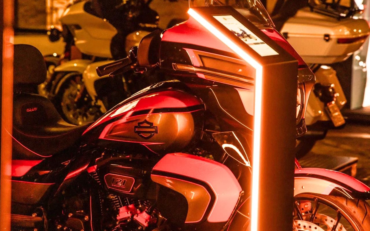 Harley-Davidson transforme une ville italienne en vitrine géante pour lancer ses motos 2026