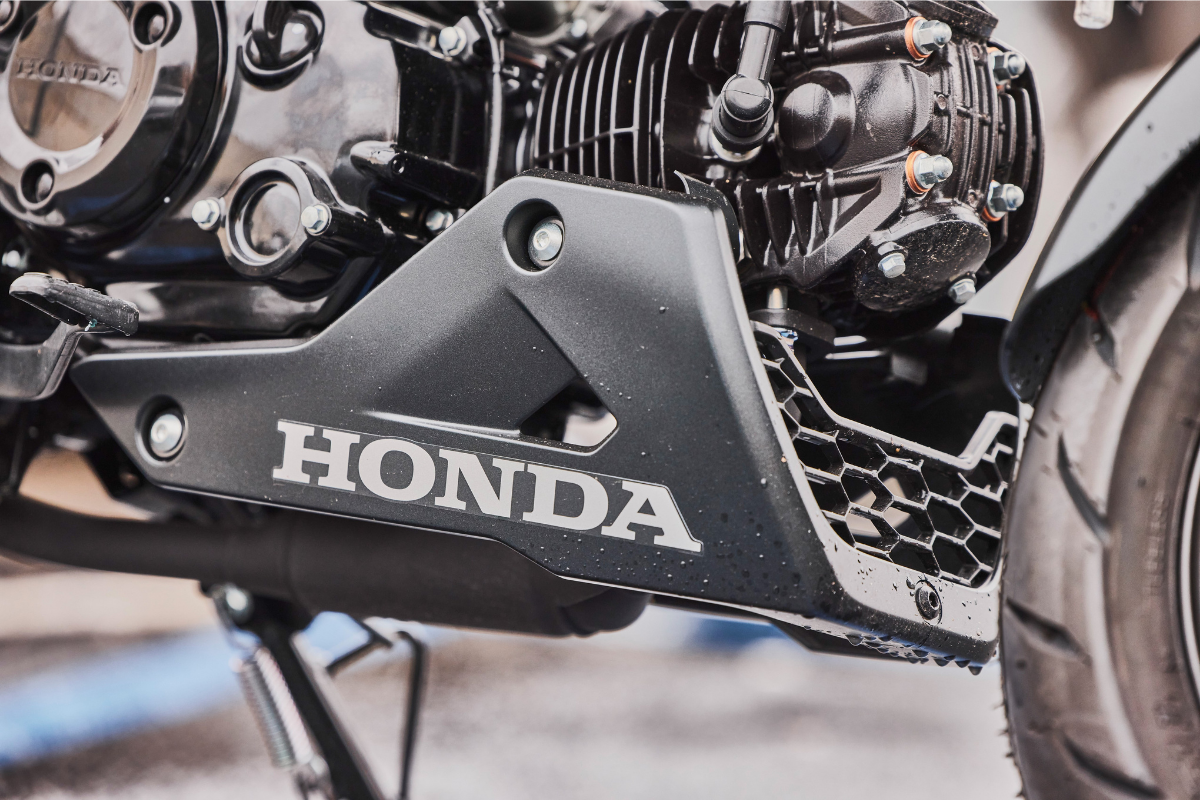 honda relooke sa grom pour 2026, et une teinte bleue risque de faire parler les fans de yamaha