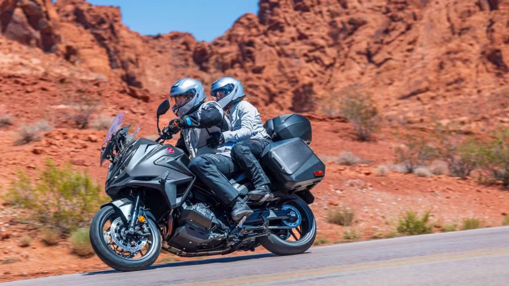 honda tient peut être la routière la plus rationnelle du moment avec cette nt1100 à boîte automatique 1