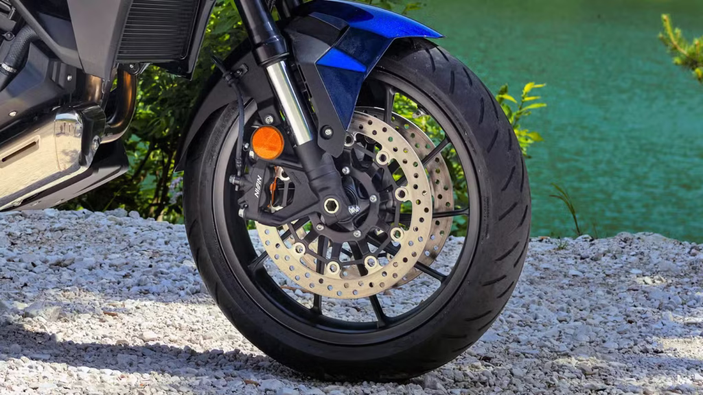 honda tient peut être la routière la plus rationnelle du moment avec cette nt1100 à boîte automatique 10