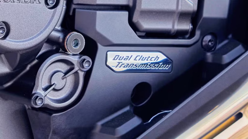 honda tient peut être la routière la plus rationnelle du moment avec cette nt1100 à boîte automatique 11