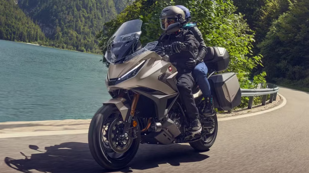 honda tient peut être la routière la plus rationnelle du moment avec cette nt1100 à boîte automatique 12