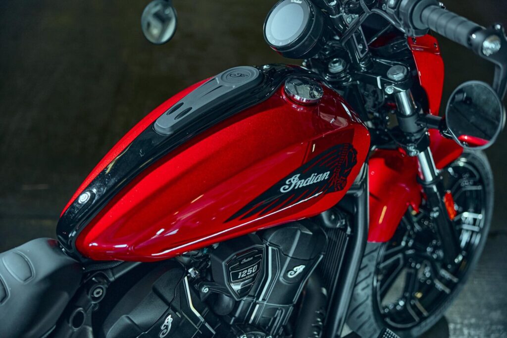 indian ose un pari que peu de cruisers peuvent revendiquer avec le sport scout rt, la marque américaine veut créer la moto unique pour rouler tous les jours, partir loin et tout emporter 1