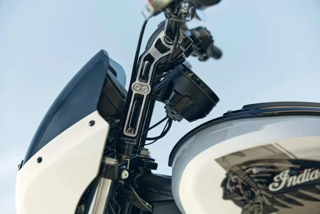 indian ose un pari que peu de cruisers peuvent revendiquer avec le sport scout rt, la marque américaine veut créer la moto unique pour rouler tous les jours, partir loin et tout emporter 3