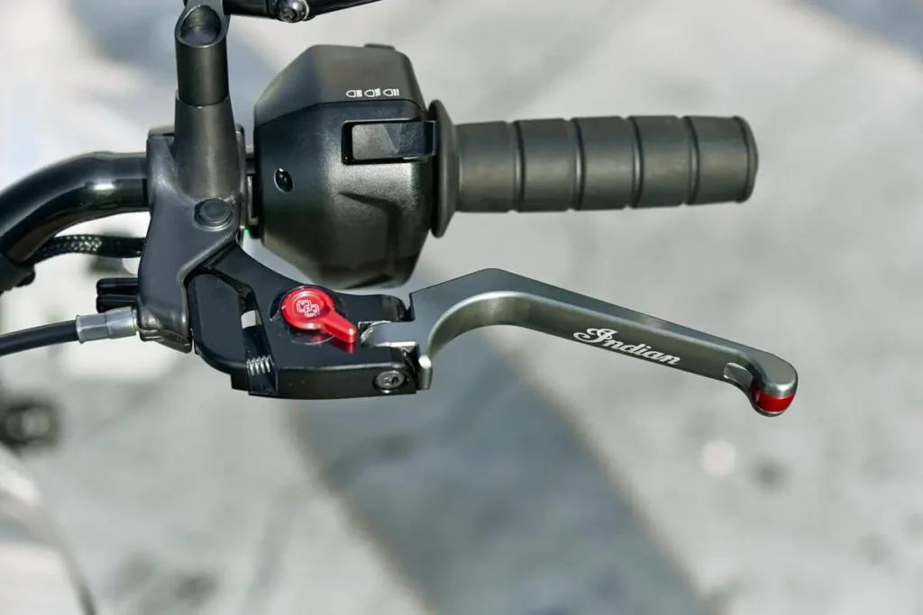 indian ose un pari que peu de cruisers peuvent revendiquer avec le sport scout rt, la marque américaine veut créer la moto unique pour rouler tous les jours, partir loin et tout emporter 4