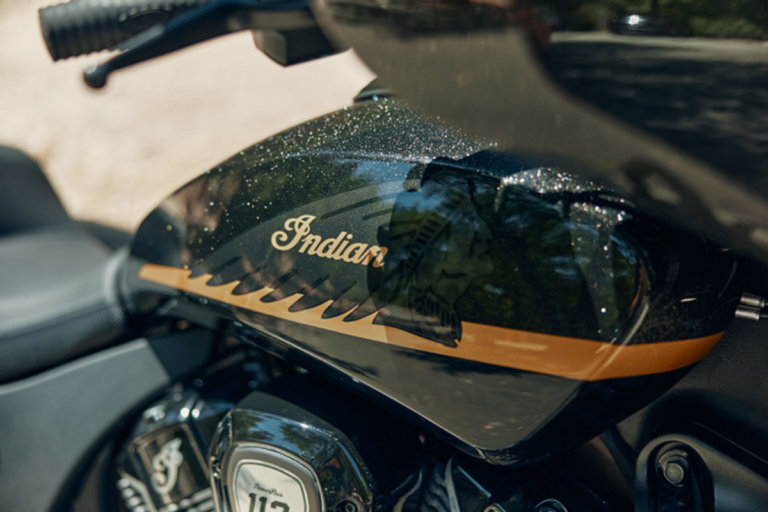 indian ose un pari que peu de cruisers peuvent revendiquer avec le sport scout rt, la marque américaine veut créer la moto unique pour rouler tous les jours, partir loin et tout emporter