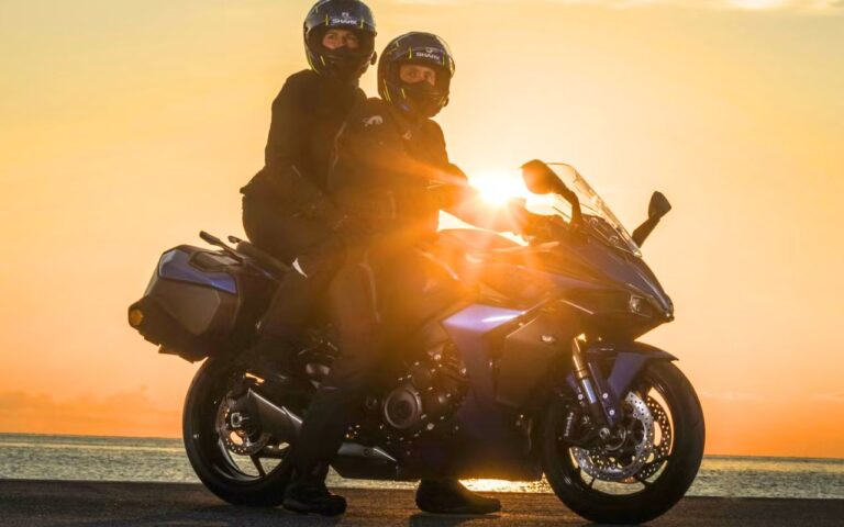 Kawasaki pensait qu'une sport-gt stable sur autoroute serait forcément lourde, mais la Ninja 1100SX surprend par sa praticité et affole ses rivales