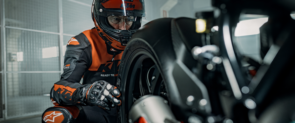 ktm et wp suspension viennent de créer une arme de circuit déguisée en naked, avec une technologie issue de la course et un tarif qui annonce déjà la couleur 1