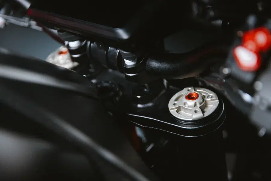 ktm et wp suspension viennent de créer une arme de circuit déguisée en naked, avec une technologie issue de la course et un tarif qui annonce déjà la couleur 13