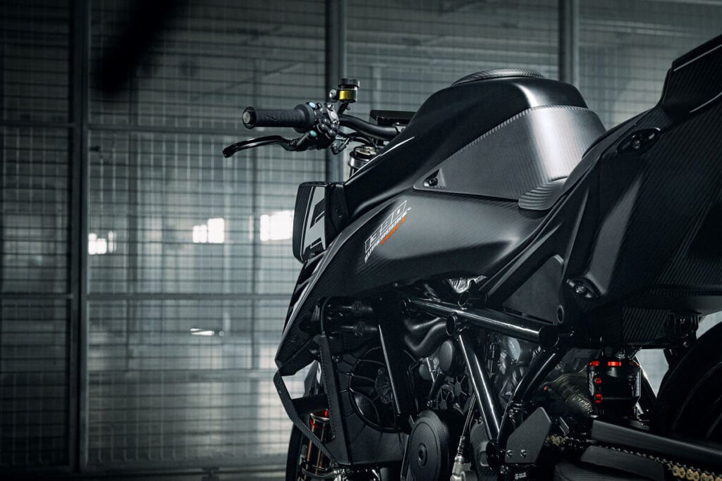 ktm et wp suspension viennent de créer une arme de circuit déguisée en naked, avec une technologie issue de la course et un tarif qui annonce déjà la couleur 4