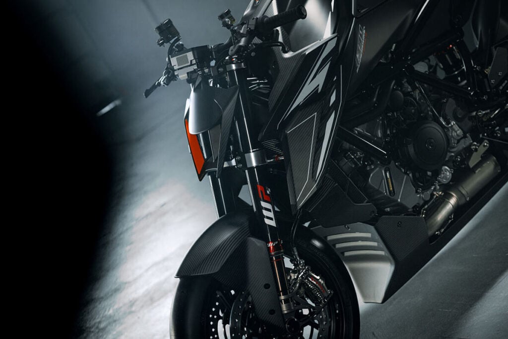 ktm et wp suspension viennent de créer une arme de circuit déguisée en naked, avec une technologie issue de la course et un tarif qui annonce déjà la couleur 5