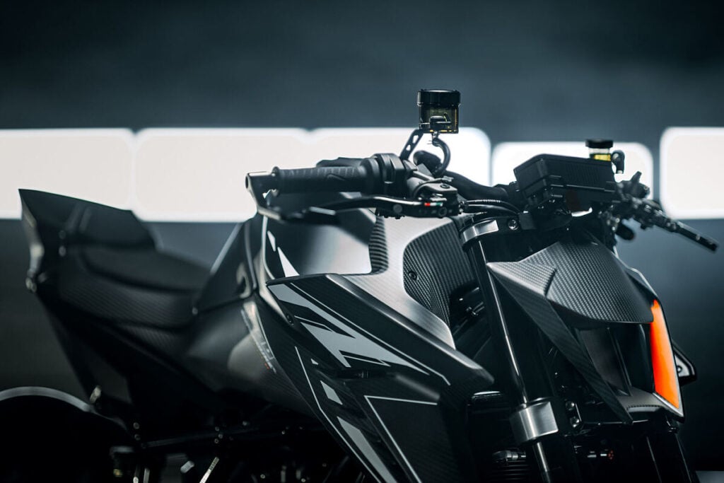 ktm et wp suspension viennent de créer une arme de circuit déguisée en naked, avec une technologie issue de la course et un tarif qui annonce déjà la couleur 6