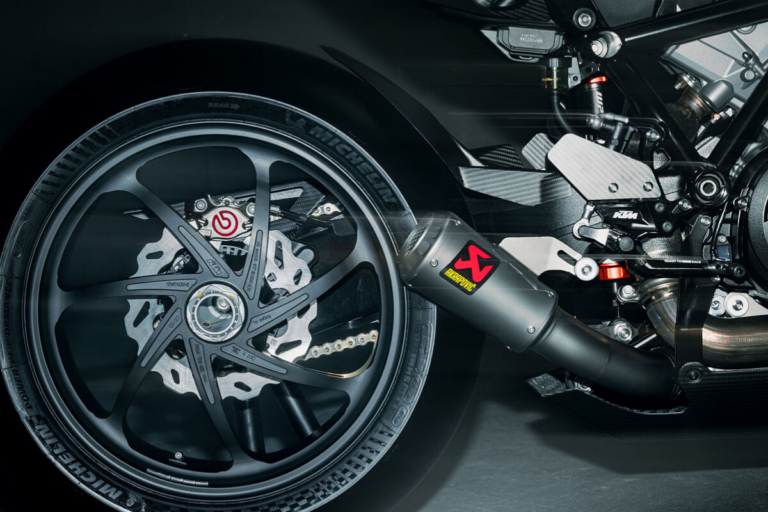 ktm et wp suspension viennent de créer une arme de circuit déguisée en naked, avec une technologie issue de la course et un tarif qui annonce déjà la couleur