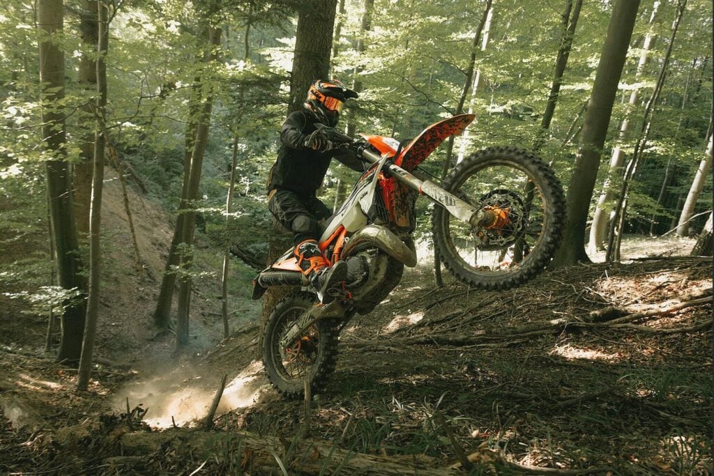 ktm vend enfin plus de motos, mais le redressement imposé par bajaj s’annonce très douloureux 1