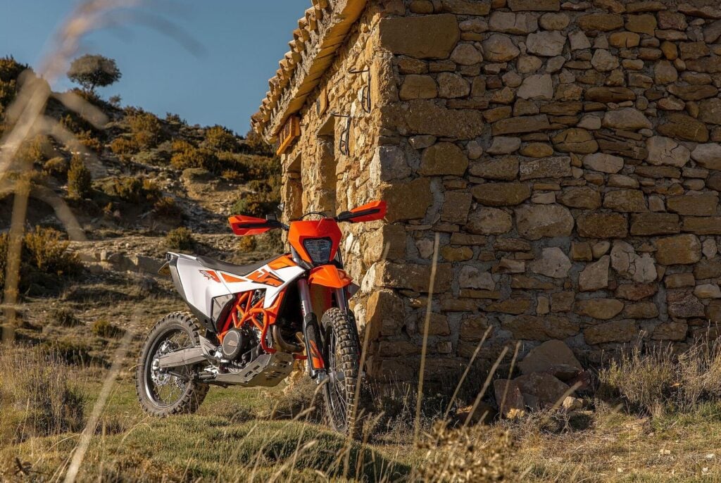 ktm vend enfin plus de motos, mais le redressement imposé par bajaj s’annonce très douloureux 2